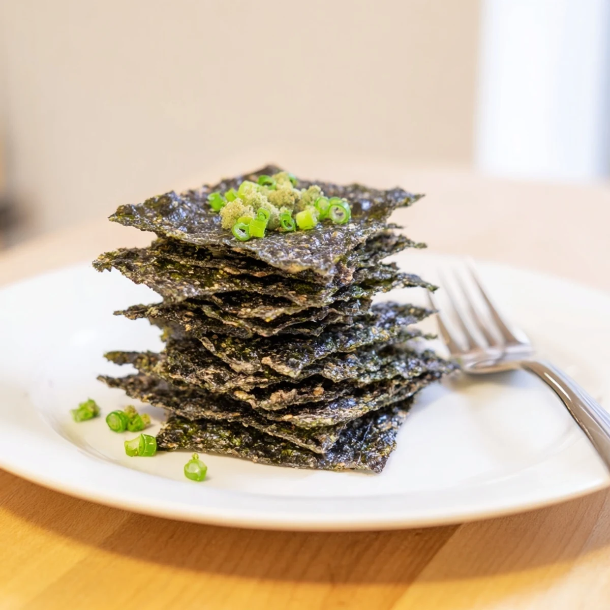 Crispy baked Snacks de Vague Surf, a delightful snack with a hint of chili flakes and toasted sesame seeds.